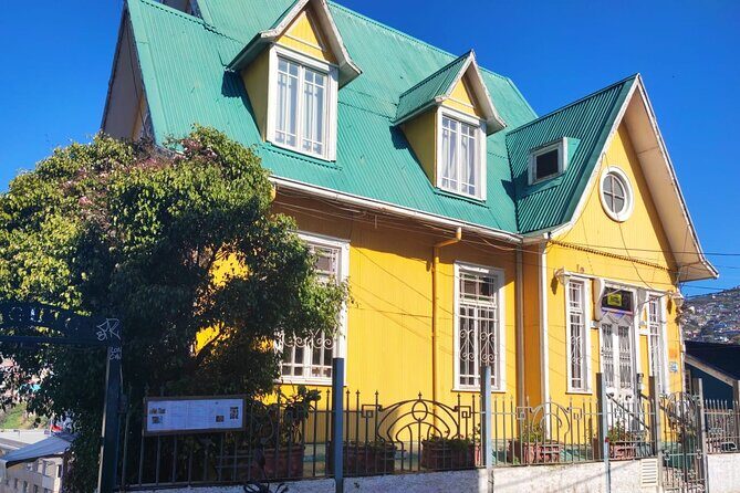2 Hour Walking Tour in Valparaiso - Paseo Gálvez and Bavestrello: color, street art, and small passages