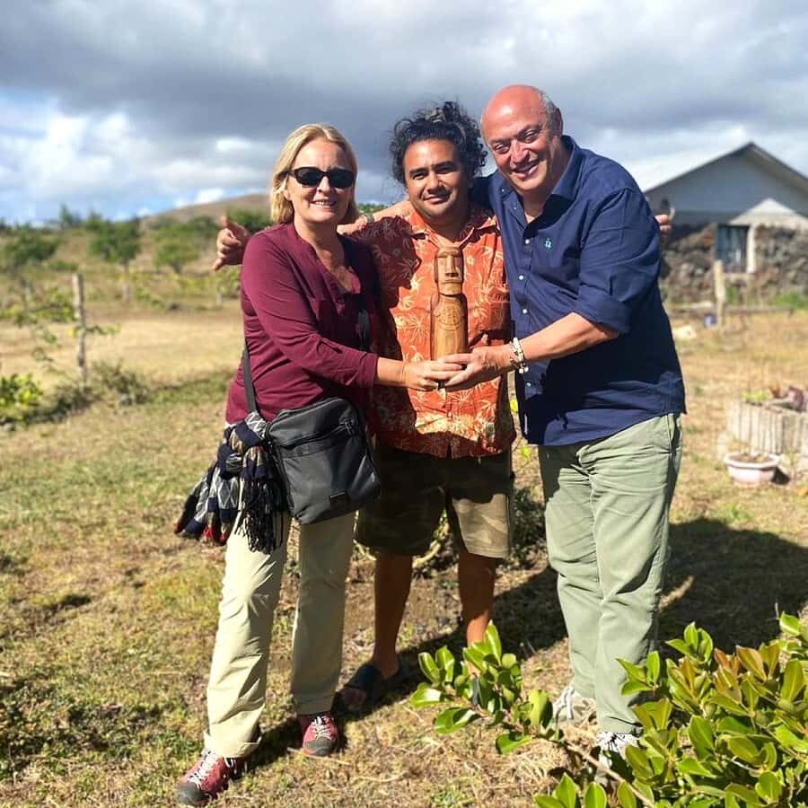 Easter Island: Demo of How to Carve a Moai statue - Meeting Joaquin Rapu’s house: how to actually find the place