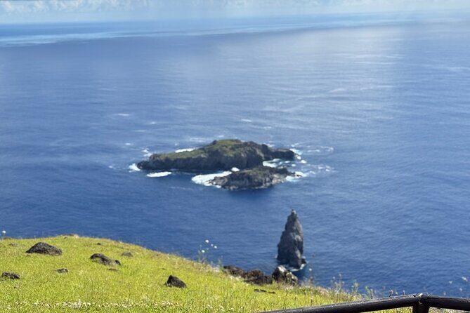 Half Day Tour in Rapa Nui - Stop 1: Ahu Akivi and the sea-facing moai detail