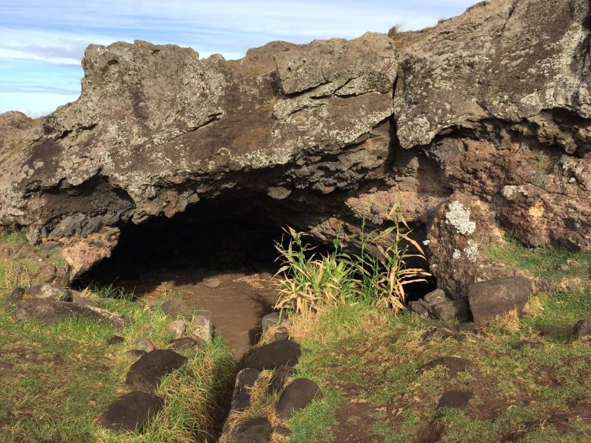 Hanga Roa: Full Day Moai and Mistery - Akahanga: fallen Moai and the clues they leave behind