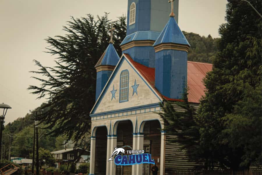 Inner Coast of Chiloé: Road and Sea. - Dalcahue: church stop and the town rhythm on Route 5