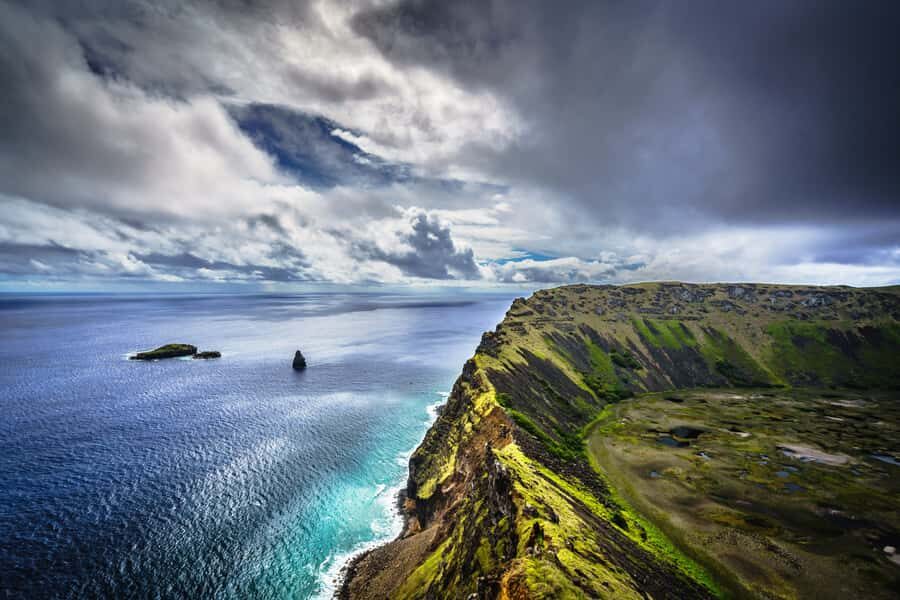 Orongo: The mythical city of kings - Orongo’s ceremonial village: petroglyphs and Rapa Nui mythology in one place