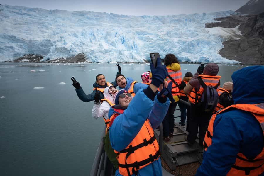 Punta Arenas: Full-Day Whales, Penguins, and Glaciers Tour - José Nogueira 1255 to the boat: the early start that sets the tone