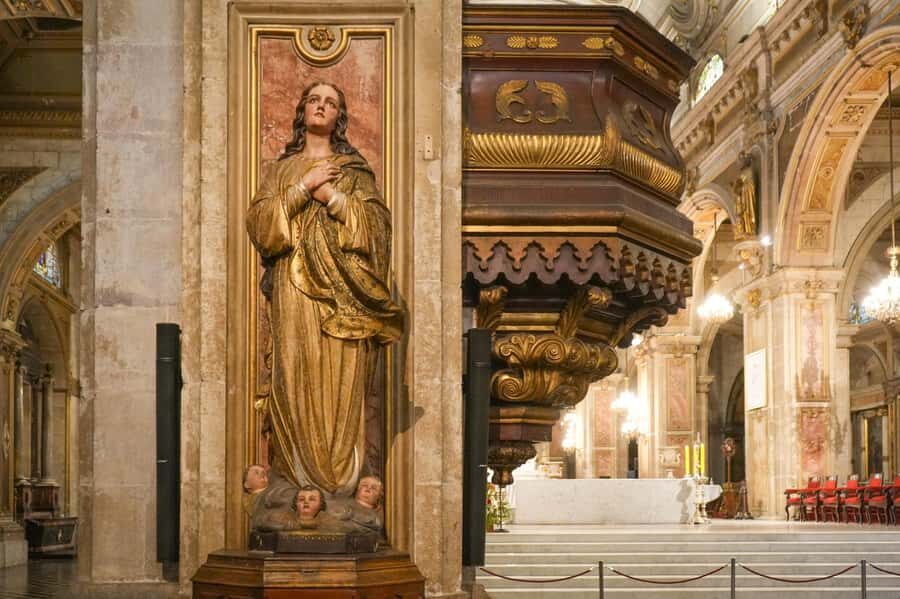 Santiago Cathedral's Bell Tower Official Tour - Inside the cathedral: the guided walk and what the guide makes click