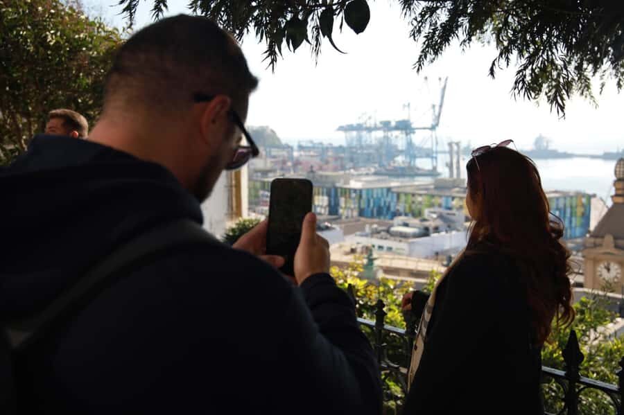 Santiago: Full day excursion in Viña del Mar and Valparaíso - Escala de Colores and the Piano Staircase: plan your photos smart
