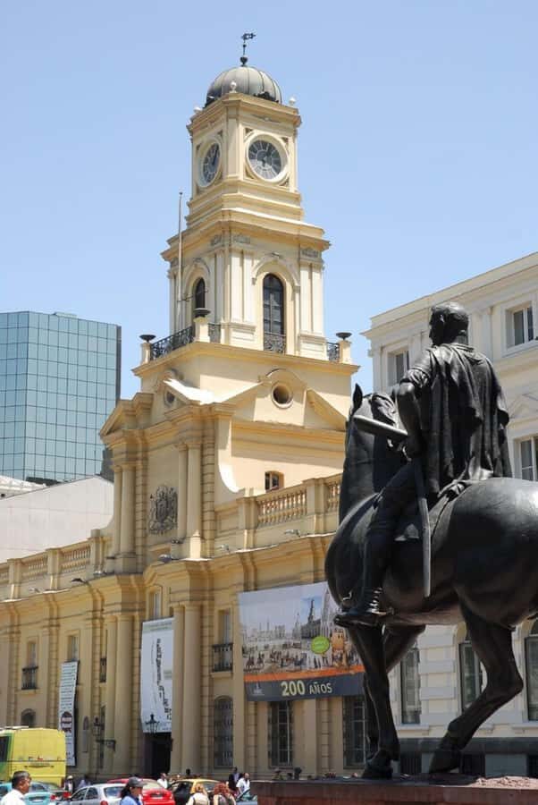 Santiago: Guided City Tour through the historic center of Santiago - Starting at Palácio de La Moneda: where the stories begin