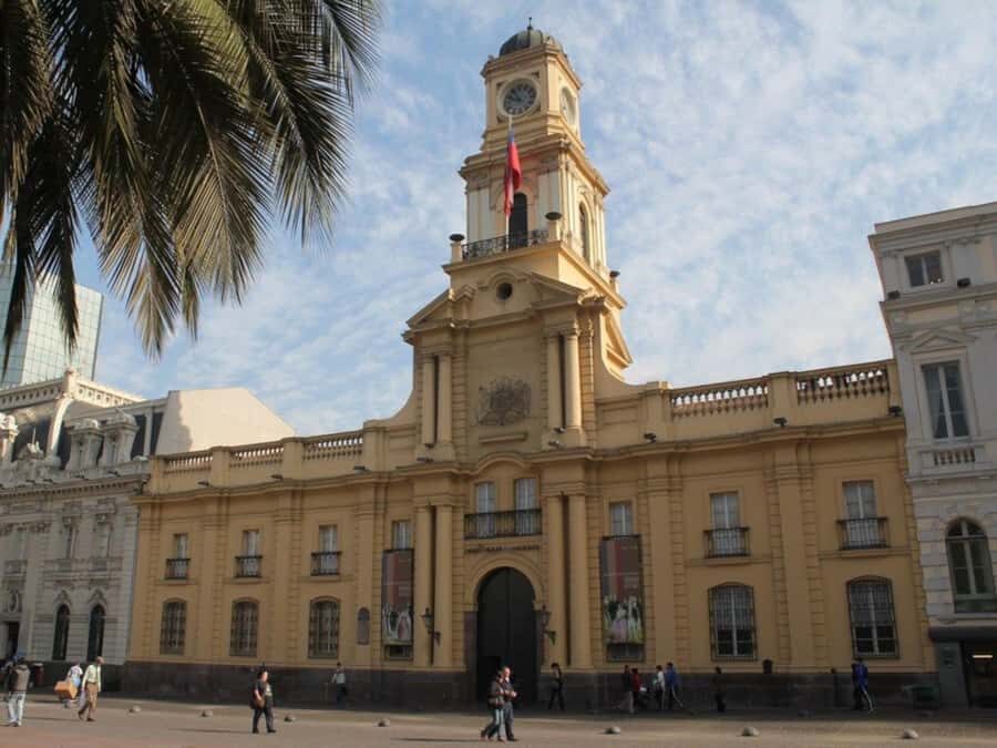 Santiago: Guided City Tour through the historic center of Santiago - Plaza de Armas and Santiago Metropolitan Cathedral: the center’s big stage