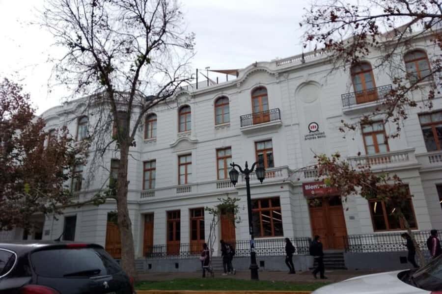 Santiago: Guided Walking Tour of the Historical Old Town - City Hall Views and the Shift Toward Culture