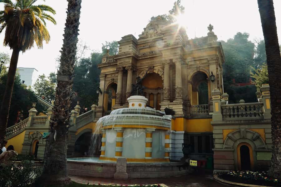 Santiago Half-Day Walking Tour with Hotel Pick up & Brunch - La Moneda and political Santiago: seeing the palace while you learn