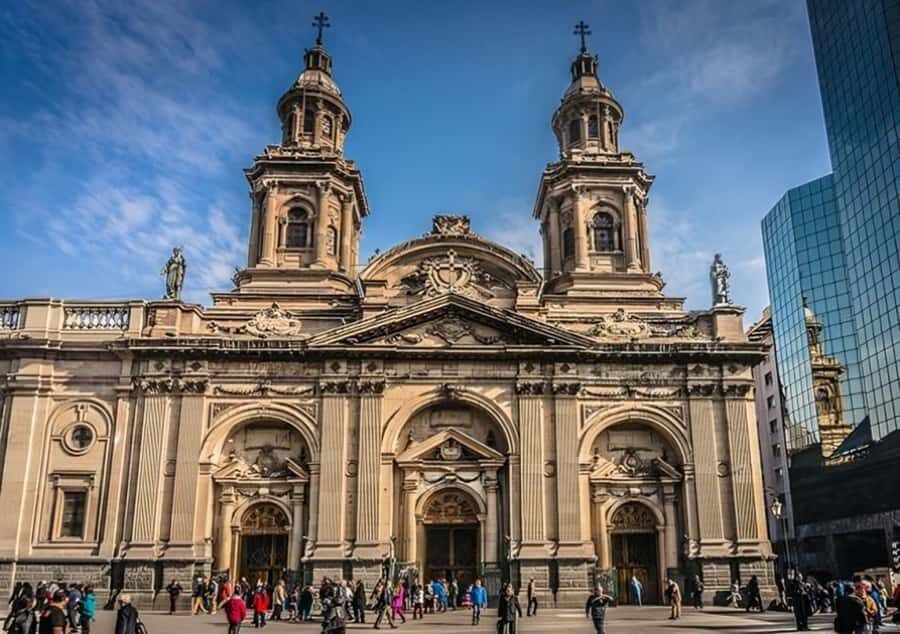 Santiago : Must-See Sites Walking Tour With A Guide - A smart way to get your bearings in Santiago’s center