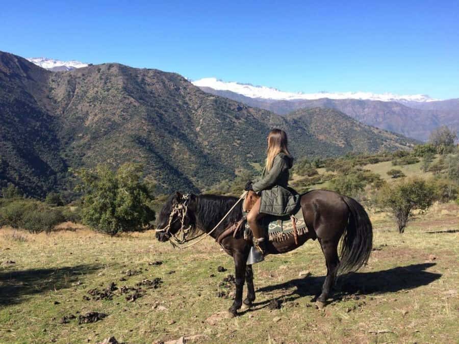 Santiago: Private Andes Foothills Horseback Riding. Half day - Plateau break: appetizer views and an optional wine-and-cheese table