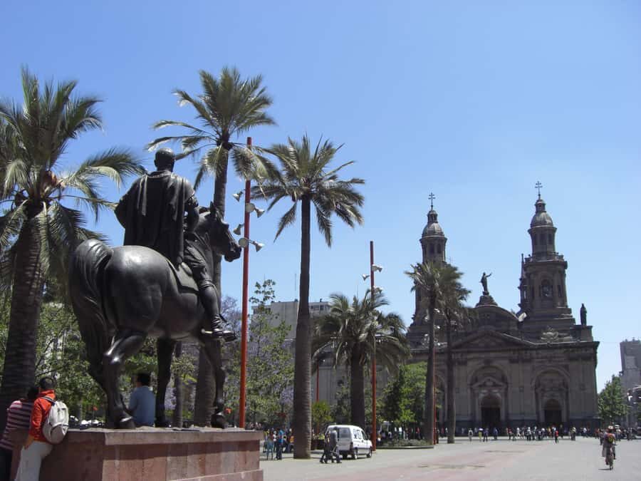 Santiago: The Essentials City Tour & Optional Concha y Toro - Guides, group size, and language: what you’ll want to confirm