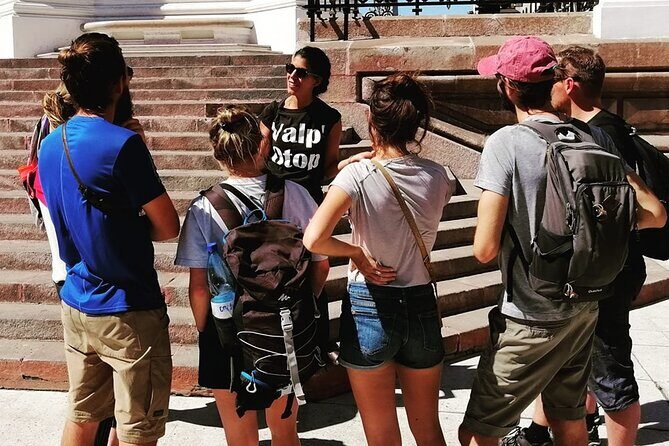 The Tour of Valparaiso in French on foot and in a small group - How the tour starts in Plaza Sotomayor (and why it matters)