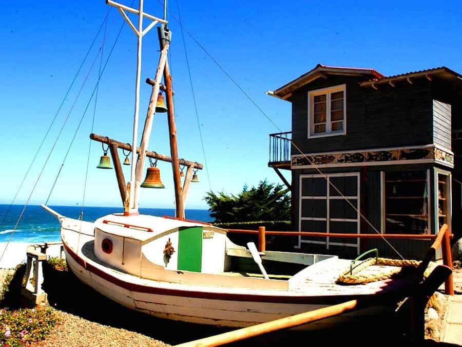 Undurraga + Isla Negra + San Afonso del Mar ----- Full day - Undurraga Winery: vineyards, 3 wines, and a brinde moment
