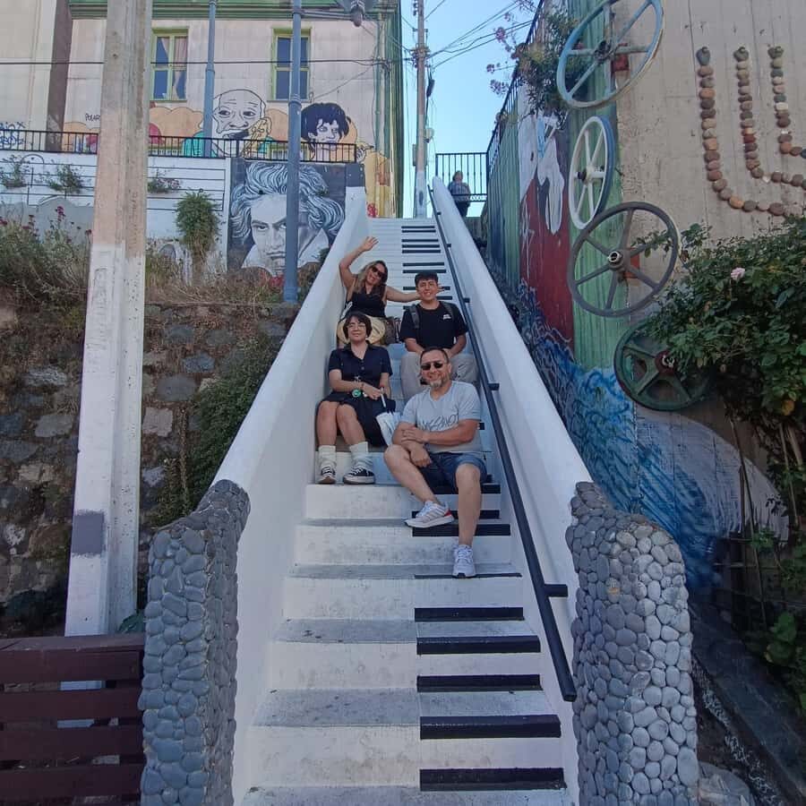 Valparaíso: city tour and ticket to the house of Pablo Neruda - Plaza Sotomayor stops and photo breaks: when the guide sets the pace